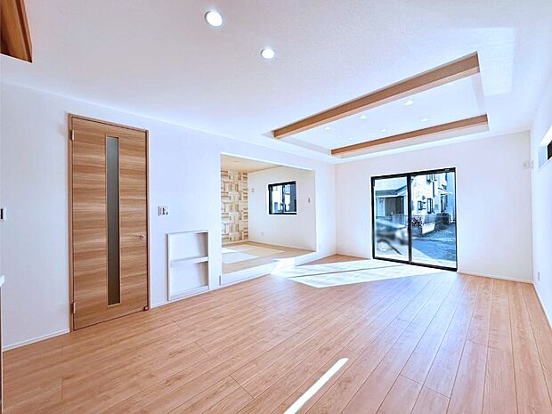 【リビングダイニング】大きな窓からたっぷりの陽光と風を感じられるリビング