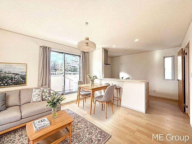 【リビング】ご家族の賑やかな話し声で包まれる明るいリビング  ※家具はCGです