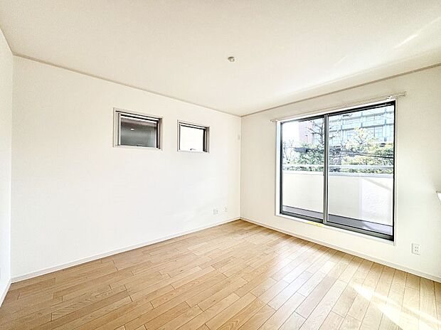 【ダイニング】大きな窓からたっぷりの陽光と風を感じられるリビング  