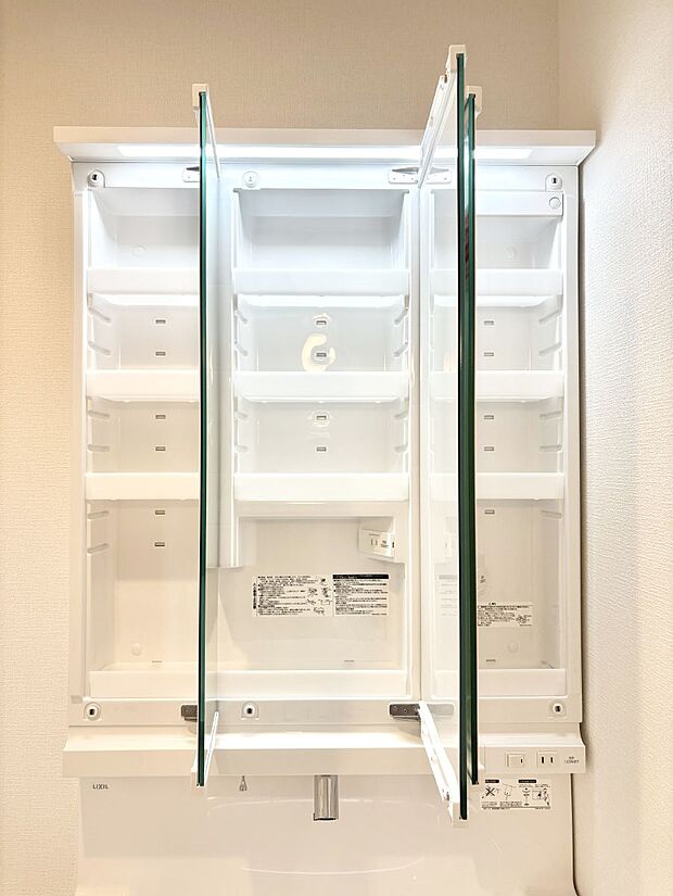 【その他設備(三面鏡裏収納)】三面鏡の裏に、化粧品や衛生用品などを収納可能。洗面台をすっきりと保ちます！