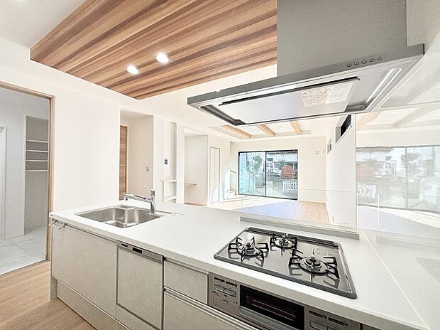 【ダイニングキッチン】リビングで遊ぶお子様を見守りながらお料理ができる対面キッチン。  