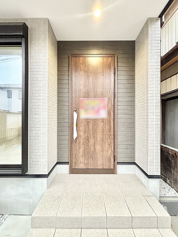 【玄関】玄関前は雨が降っても濡れにくい屋根付き