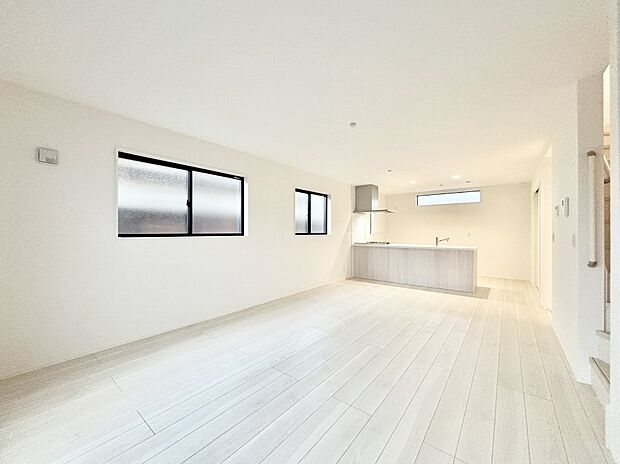 【リビングダイニング】明るい陽光が注ぎ、寛ぎの雰囲気に満たされるリビング・ダイニング。