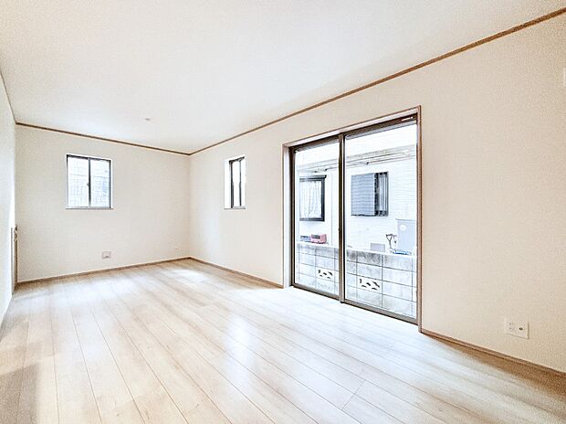 【ダイニング】日当たりの良いリビング。お気に入りのグリーンを飾れば更に心地よさがアップ！