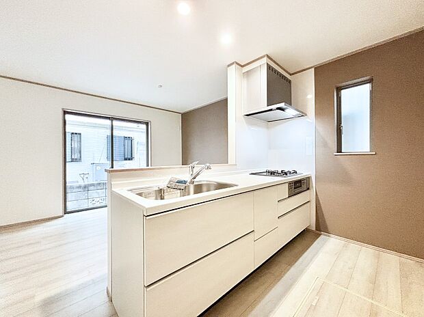 【ダイニングキッチン】爽やかな風が通り抜けるキッチン。窓があるので明るく換気にも役立ちます。