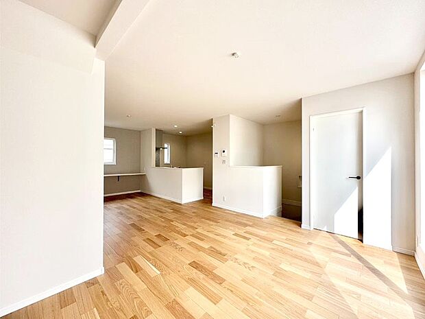 【リビングダイニング】明るい2階リビング！外からの視線をシャットアウトして家族のプライバシーを守ります。