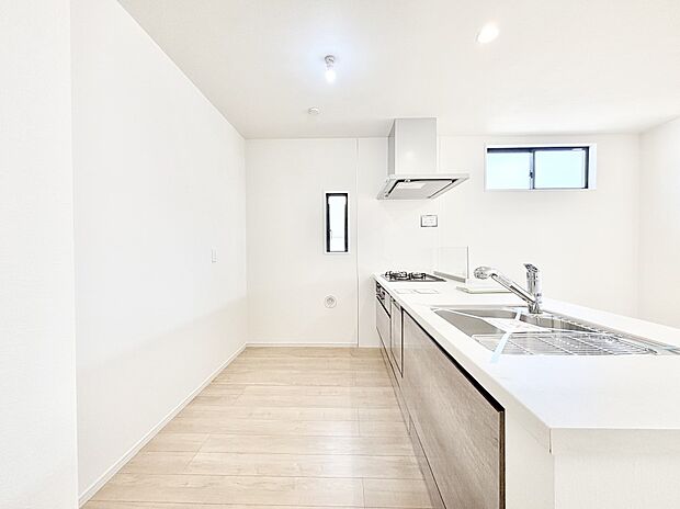 【ダイニングキッチン】爽やかな風が通り抜けるキッチン。窓があるので明るく換気にも役立ちます。