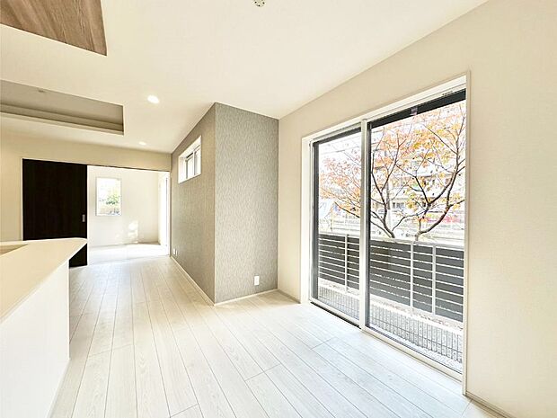 【リビングダイニング】大きな窓からたっぷりの陽光と風を感じられるリビング