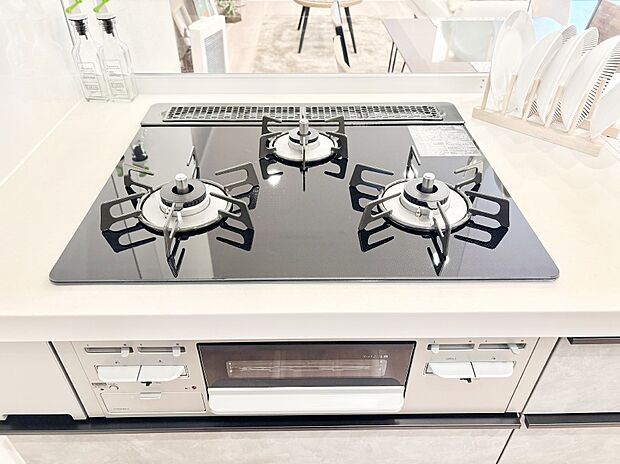 【その他設備(Siセンサーコンロ)】ガスコンロはSiセンサー搭載。火力調節や焦げ付き・消し忘れも防いでくれます。