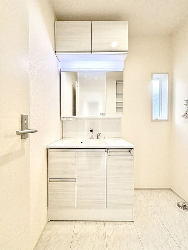 【洗面台・洗面所】大きく見やすい三面鏡で清潔感ある洗面台は、身だしなみチェックや肌のお手入れにおすすめです。