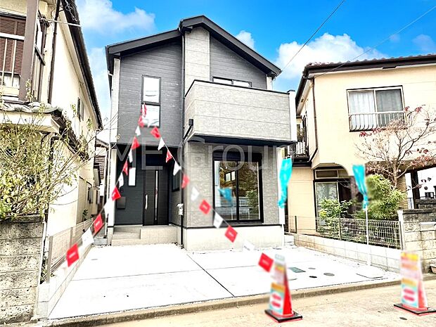 【現地外観写真】暮らしやすさと居心地の良さにこだわったシンプルで飽きのこないデザイン ！