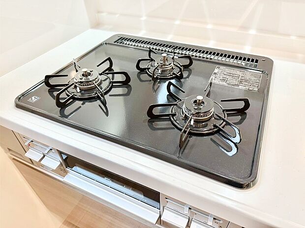 【その他設備(三ツ口コンロ)】三口ガスコンロでお料理が一気にはかどりそう。  