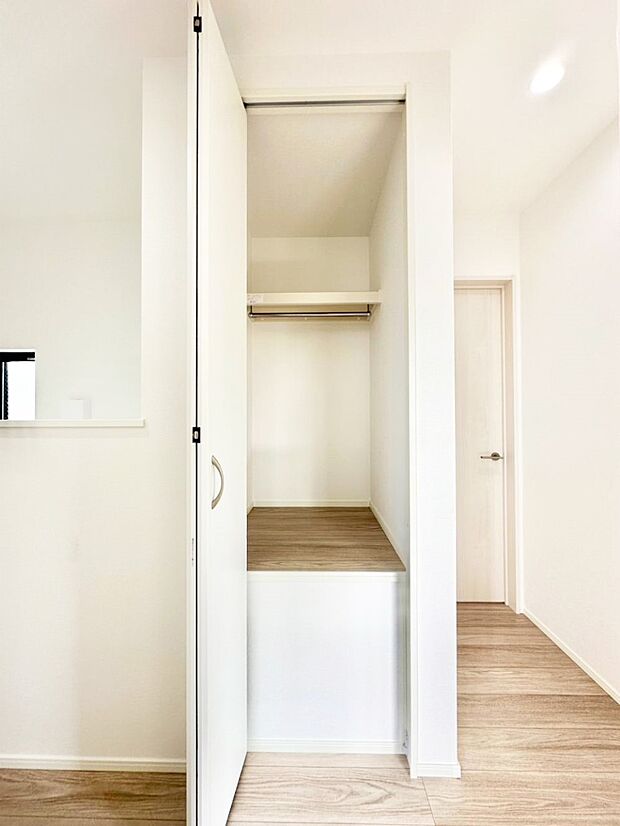 【廊下収納】廊下収納。掃除道具や季節の小物を収納することができます。