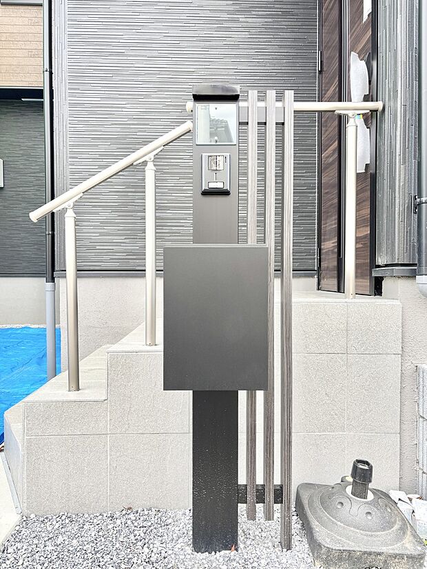 【その他現地】シンプルデザインのポスト。