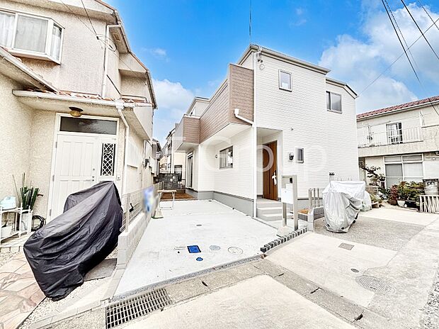 【現地外観写真】たっぷりの陽光と心地よい風が舞い込む住まい 