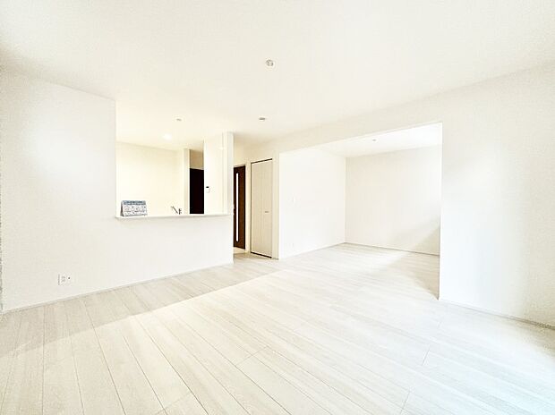 【リビングダイニング】明るい陽光が注ぎ、寛ぎの雰囲気に満たされるリビング・ダイニング。 