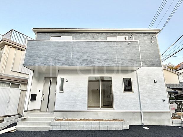 【現地外観写真】たっぷりの陽光と開放感に包まれる明るい住まい