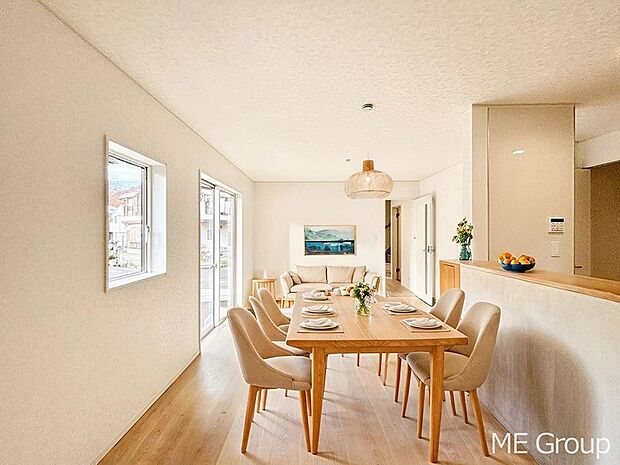 【リビング】ご家族の賑やかな話し声で包まれる明るいリビング ※家具はCGです