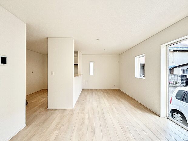 【リビングダイニング】明るい陽光が注ぎ、寛ぎの雰囲気に満たされるリビング・ダイニング。