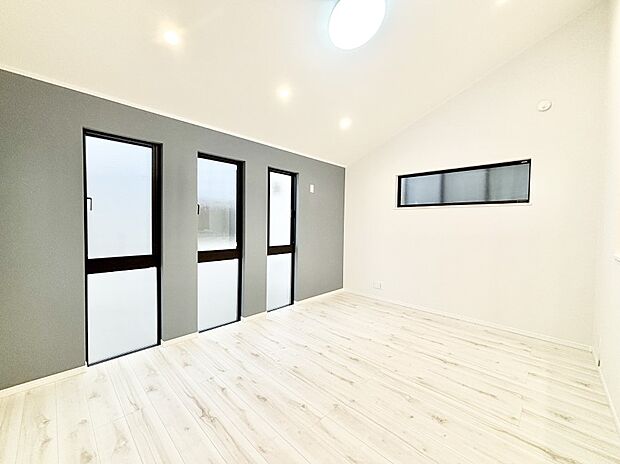 【リビングダイニング】たくさんの窓からたっぷりの陽光と風を感じられるリビング