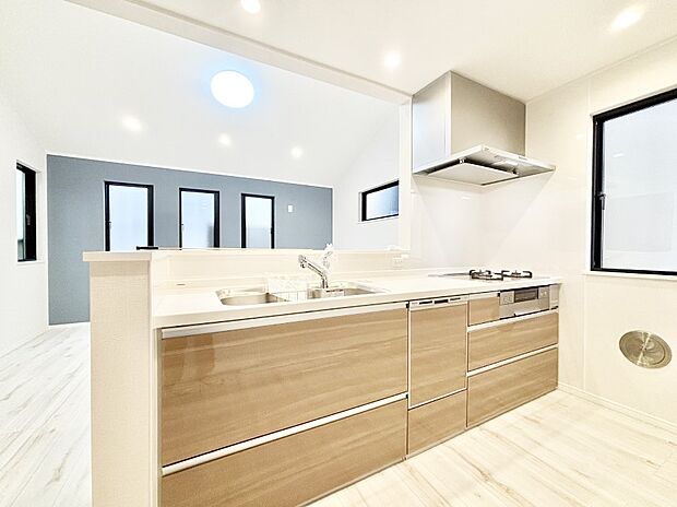 【ダイニングキッチン】料理をしながらご家族との会話を楽しめる対面カウンターキッチン