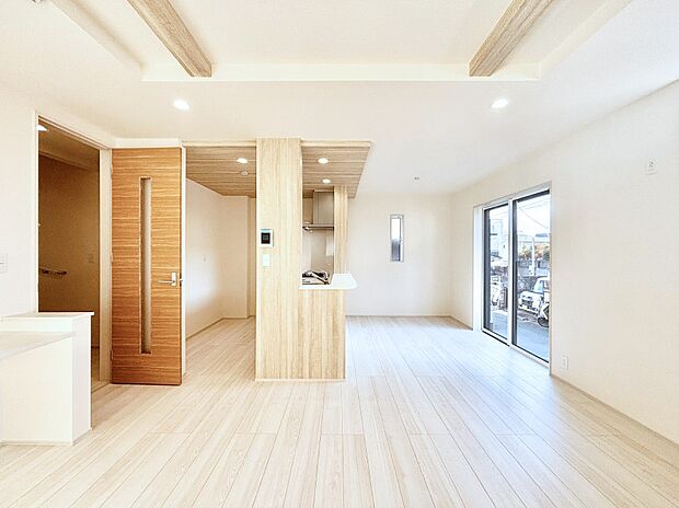 【リビングダイニング】折上天井は立体的な奥行きがあるので、天井が広く見えて開放的な空間を演出できます。  