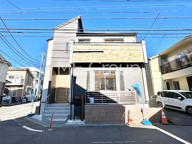 【現地外観写真】開放感溢れる広々リビングで家族団らんが楽しめるマイホーム!