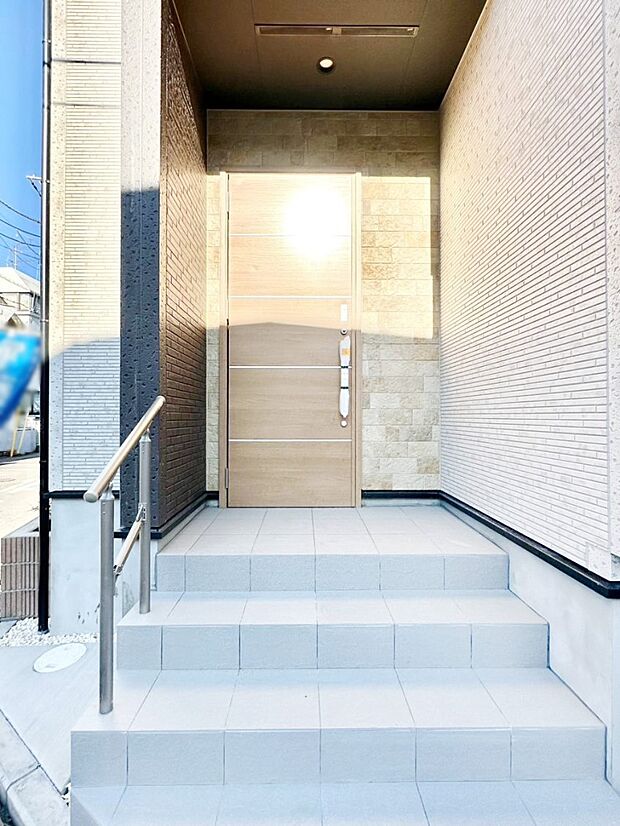 【玄関】シンプルで落ち着いた雰囲気の玄関でご家族やお客様をお出迎え!