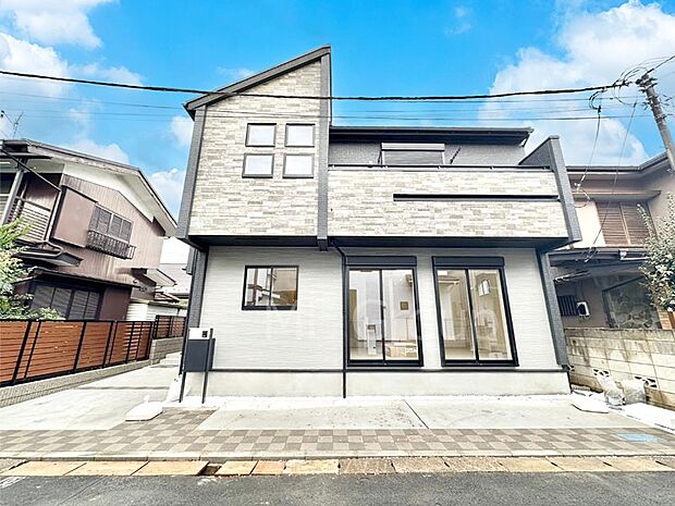 【現地外観写真】洗練された外観、上質な住空間が広がる室内は永く安心して過ごせる住居です。 