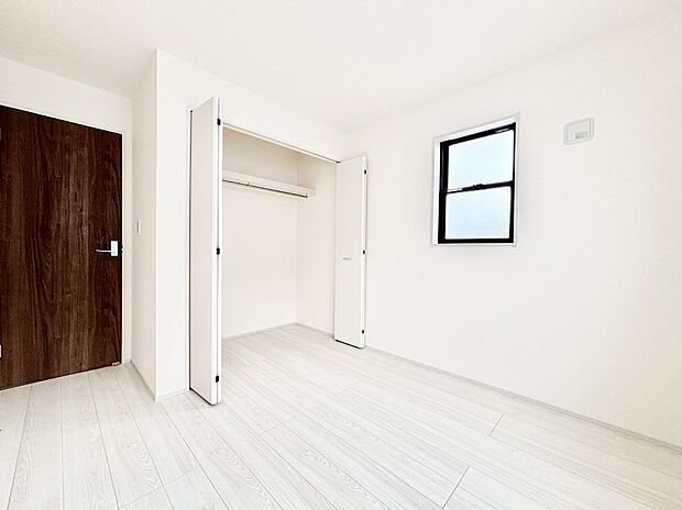 【洋室】やさしい光がさしこむ居室はしっかり収納付き 