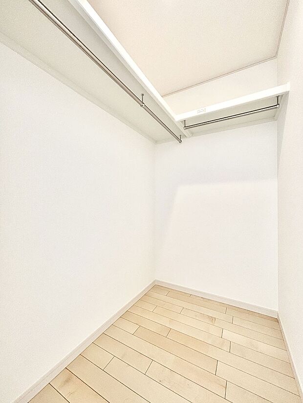 【ウォークインクローゼット】ウォークインクローゼット付きで生活空間を広く利用できます。