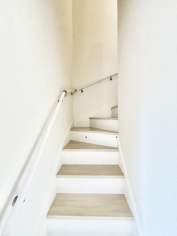 【その他内観】階段は手すり付きなので小さなお子さまやご高齢の方も安心です