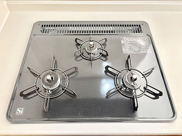 【Ｓｉセンサーコンロ】ガスコンロはＳｉセンサー搭載。火力調節や焦げ付き・消し忘れも防いでくれます。