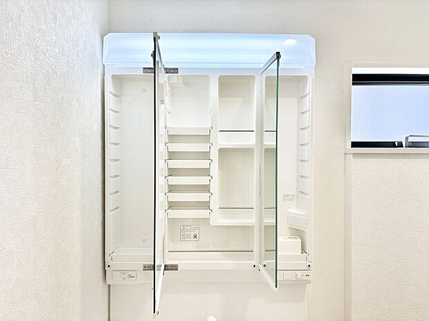 【洗面台・洗面所】三面鏡の裏に、化粧品や衛生用品などを収納可能。洗面台をすっきりと保ちます！  