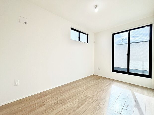 【洋室】バルコニーが開放感をプラスしてくれる洋室