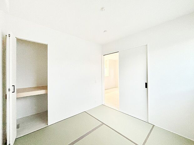 【和室】リビングと隣り合っている和室。ほっと一息できる和の空間も忘れずに。