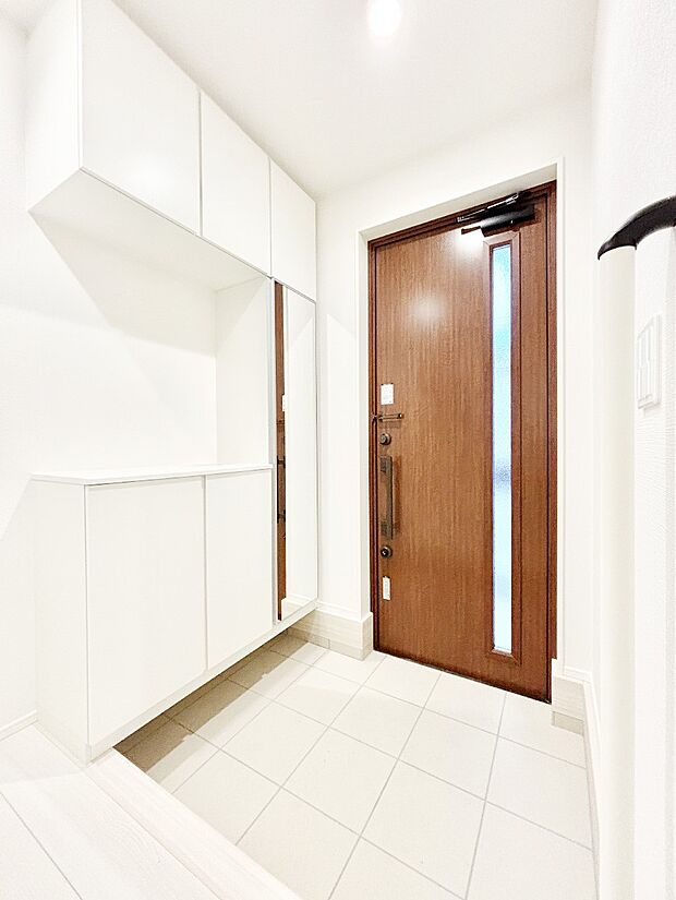 【玄関】明るい陽光が入り込む玄関。ご家族の靴もスッキリ収納できる玄関収納付きです!