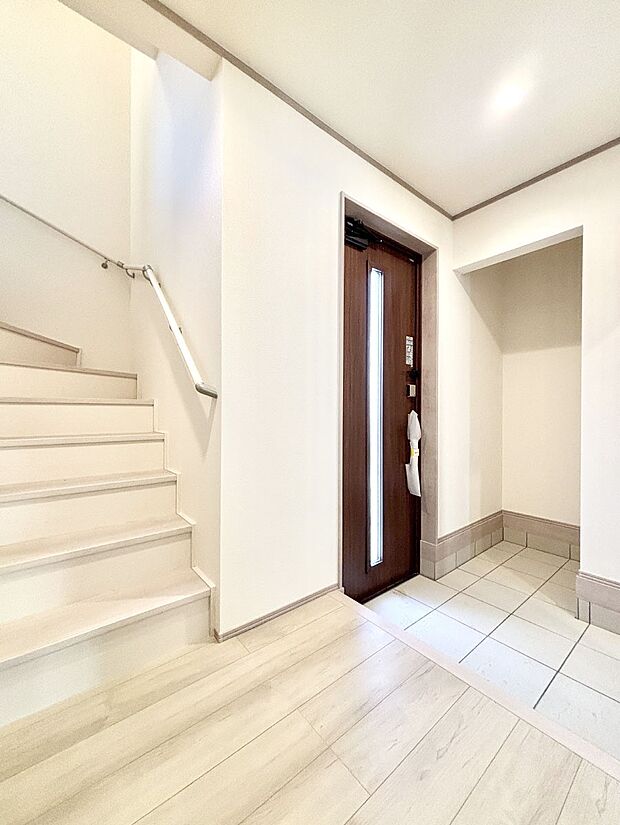 【玄関】明るい玄関はお客様をお出迎えするのにぴったりです！ 