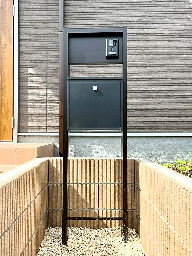【その他現地】表札・インターホン・ポストをひとつに集約。エントランスになじむシンプルデザイン。