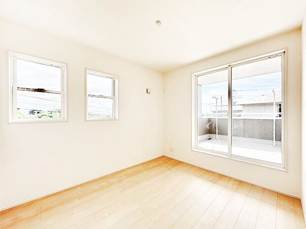 【洋室】明るいバルコニーサイドに洋室を設置。目覚めの良い寝室に！