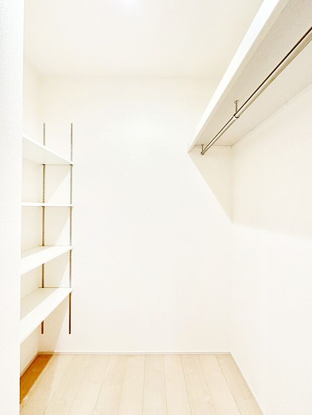 【収納】コートや帽子などのお出かけ時に使用するアイテムをスッキリ収納できるSIC付きです