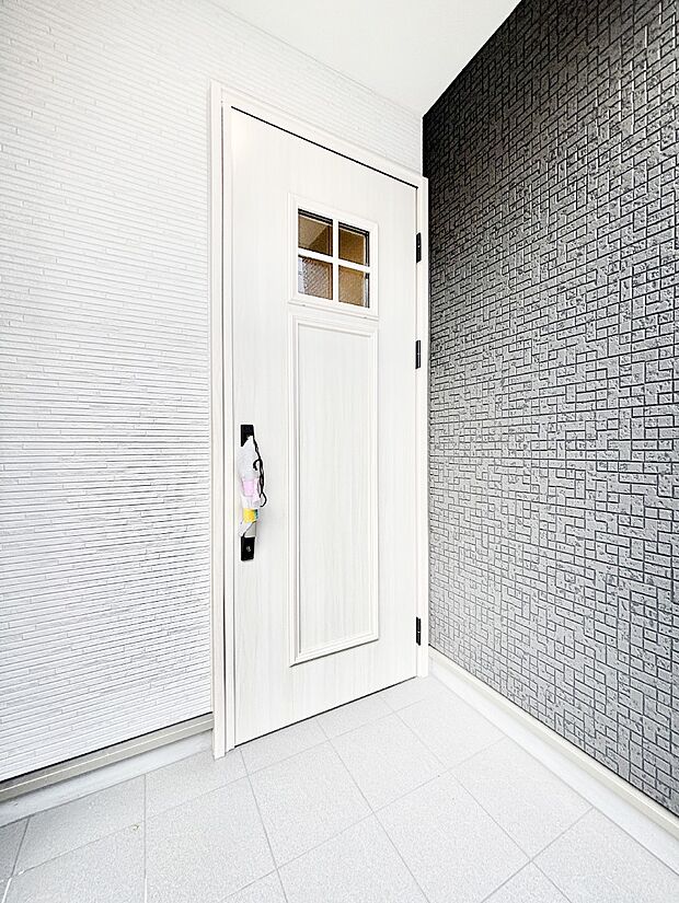 【玄関】玄関前は屋根付きで雨が降っていても濡れにくいです