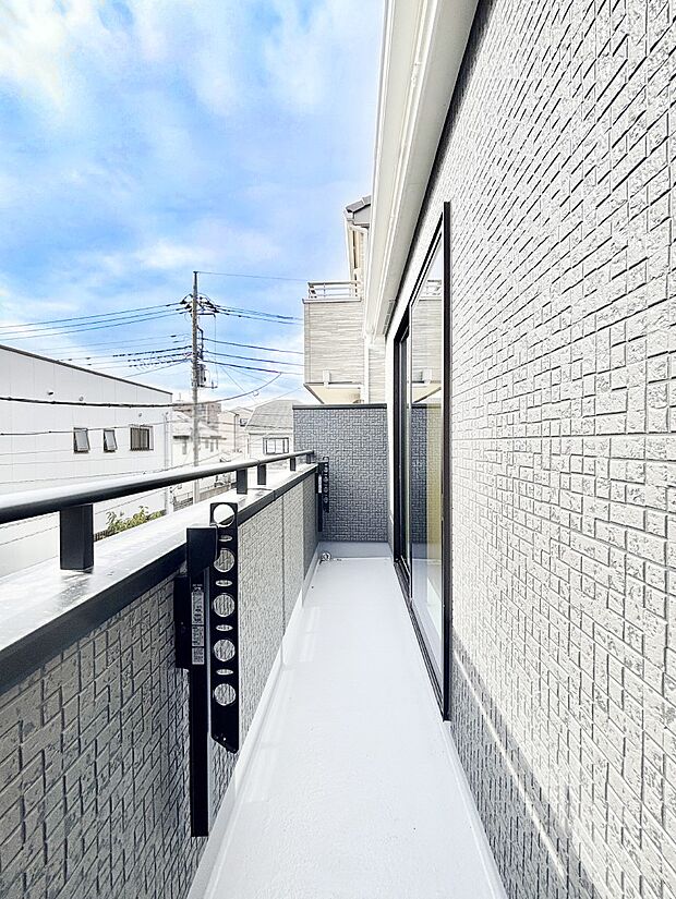 【バルコニー】暖かな陽光が降り注ぐバルコニーはお洗濯におすすめ。爽やかな風も心地よいです。