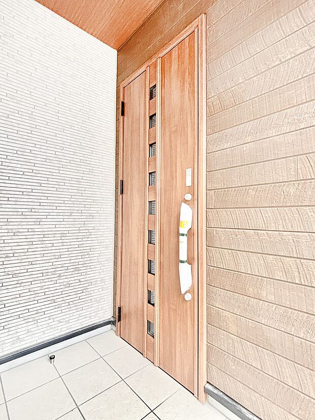 【玄関】玄関前は雨が降っても濡れにくい屋根付き