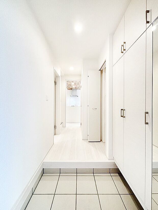 【玄関】散らかりがちな玄関もスッキリの玄関収納付