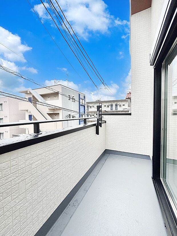 【バルコニー】暖かな陽光が降り注ぐバルコニーはお洗濯におすすめ。爽やかな風も心地よいです。