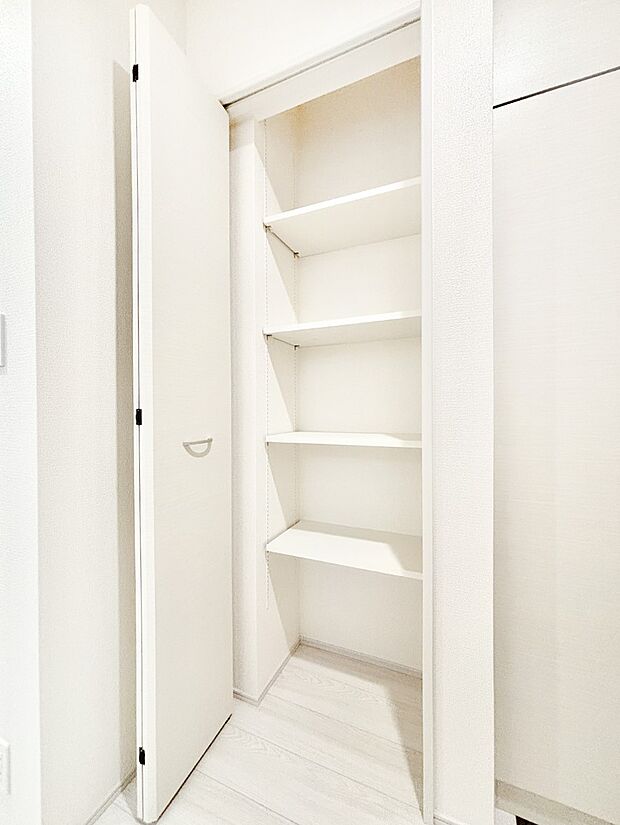 【収納】掃除用具や生活雑貨の保管に便利な廊下収納