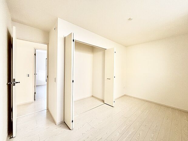 【寝室】収納が充実しているので居住スペースを広々使えます