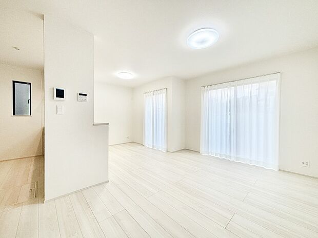 【リビングダイニング】明るい陽光が注ぎ、寛ぎの雰囲気に満たされるリビング・ダイニング。 