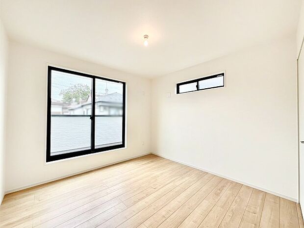 【寝室】明るいバルコニーサイドに洋室を設置。目覚めの良い寝室に。